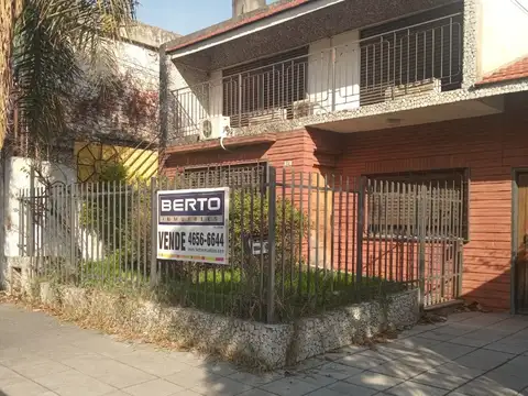 *CASA DE 4 AMB. EN 2 PLANTAS S/LOTE DE 10 X 31 *PB: JARDIN AL FRENTE, GARAGE PASANTRE P/2 AUTOS