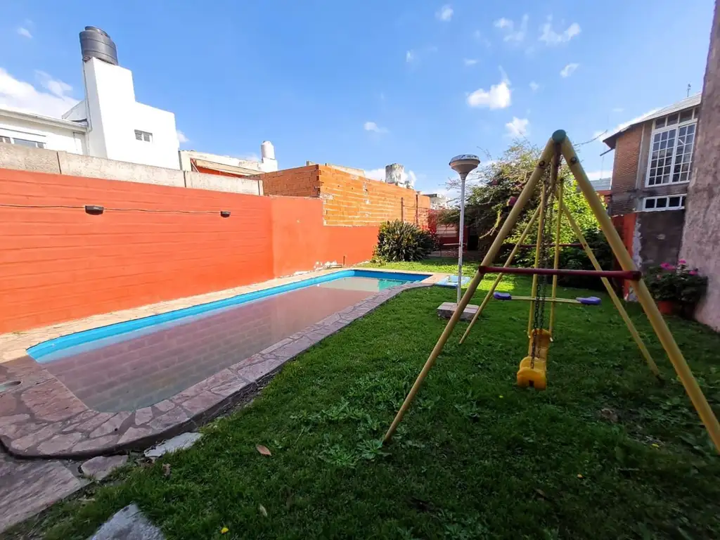 CASA EN PH, LOTE 8,36 X 43,38, CON FONDO, QUINCHO Y PILETA