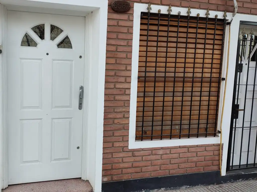 Departamento Tipo Casa de 2 Ambientes en Primer Piso al Contra frente con Balcon