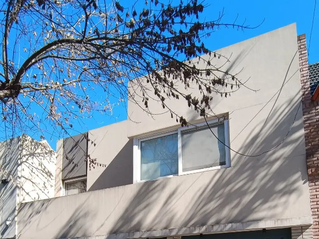 IMPRESIONANTE CASA DE 4 AMB GARAGE Y FONDO LIBRE POCOS AÑOS