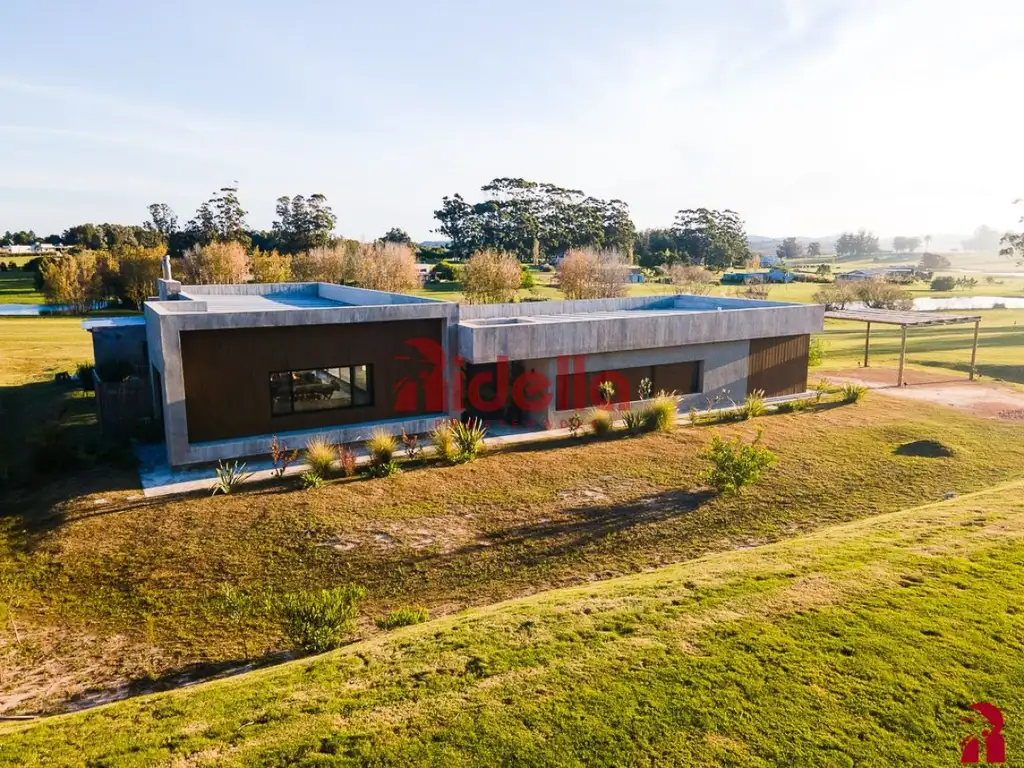 Casa 5 dormitorios, en Barrio Privado, Punta del Este.