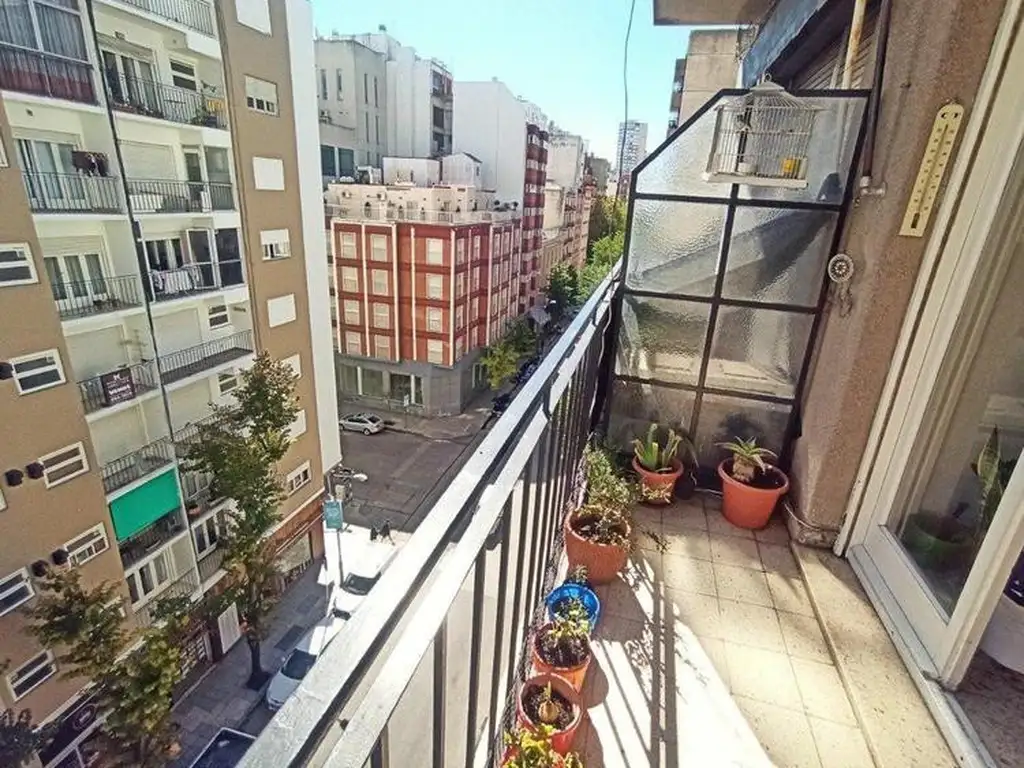 TRES AMBIENTES CON DOS BAÑOS Y DOS BALCONES