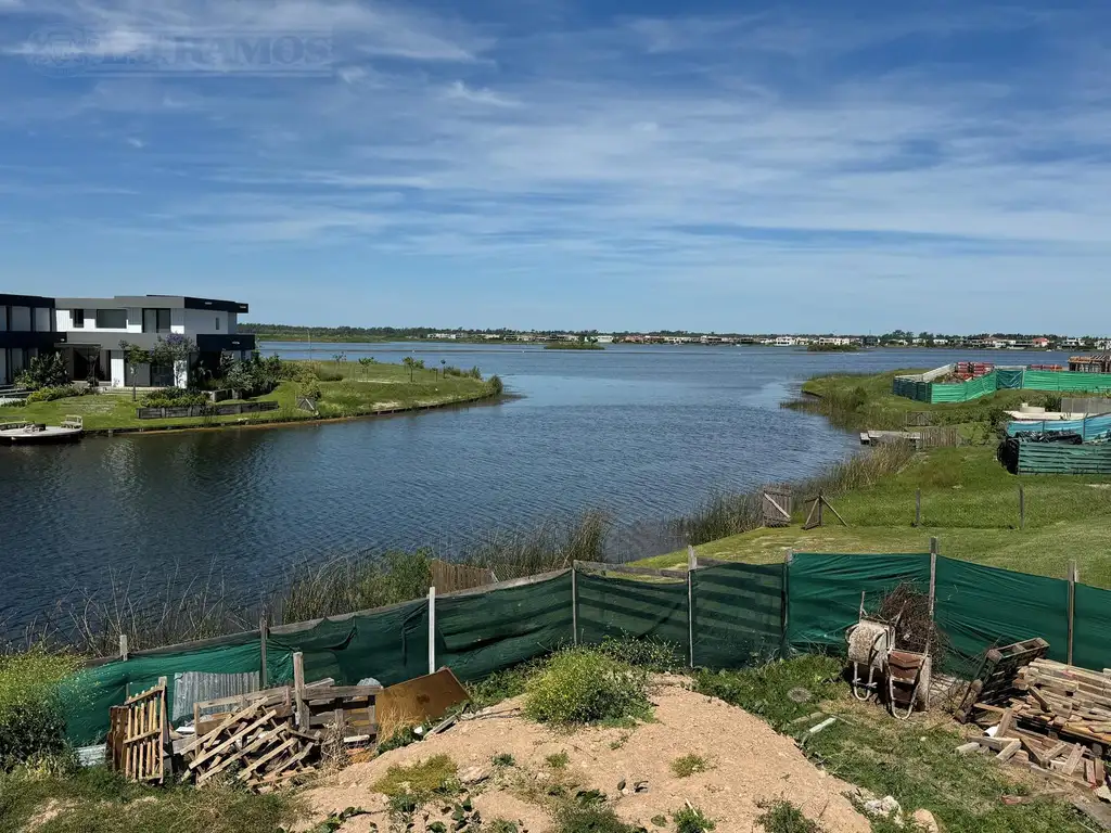 Casa a estrenar sobre el lago en el Barrio Costas, Puertos / Escobar