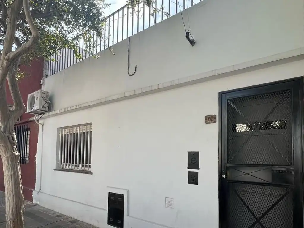 EN VENTA - CASA 2 DOMITORIOS, PATIO Y TERRAZA - BARRIO AZUÉNAGA