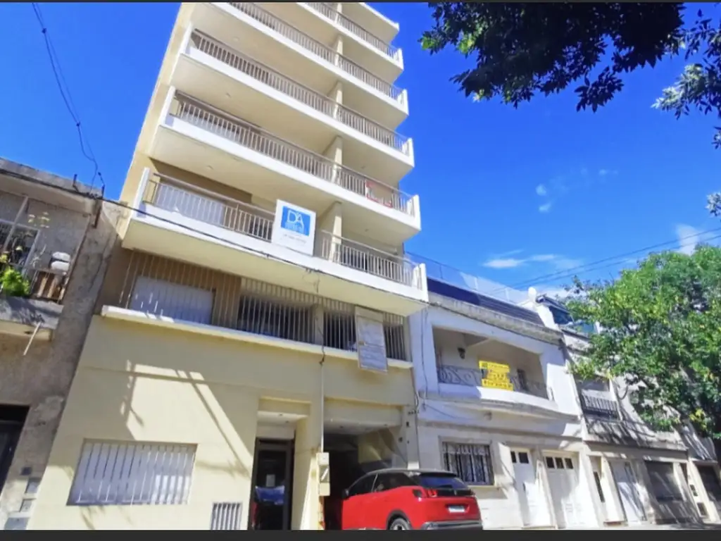 MONOAMBIENTE AL FRENTE CUARTO PISO CON COCHERA