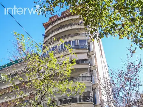 Excelente consultorio de 50 m2 con balcón al frente. Cochera fija. Belgrano.