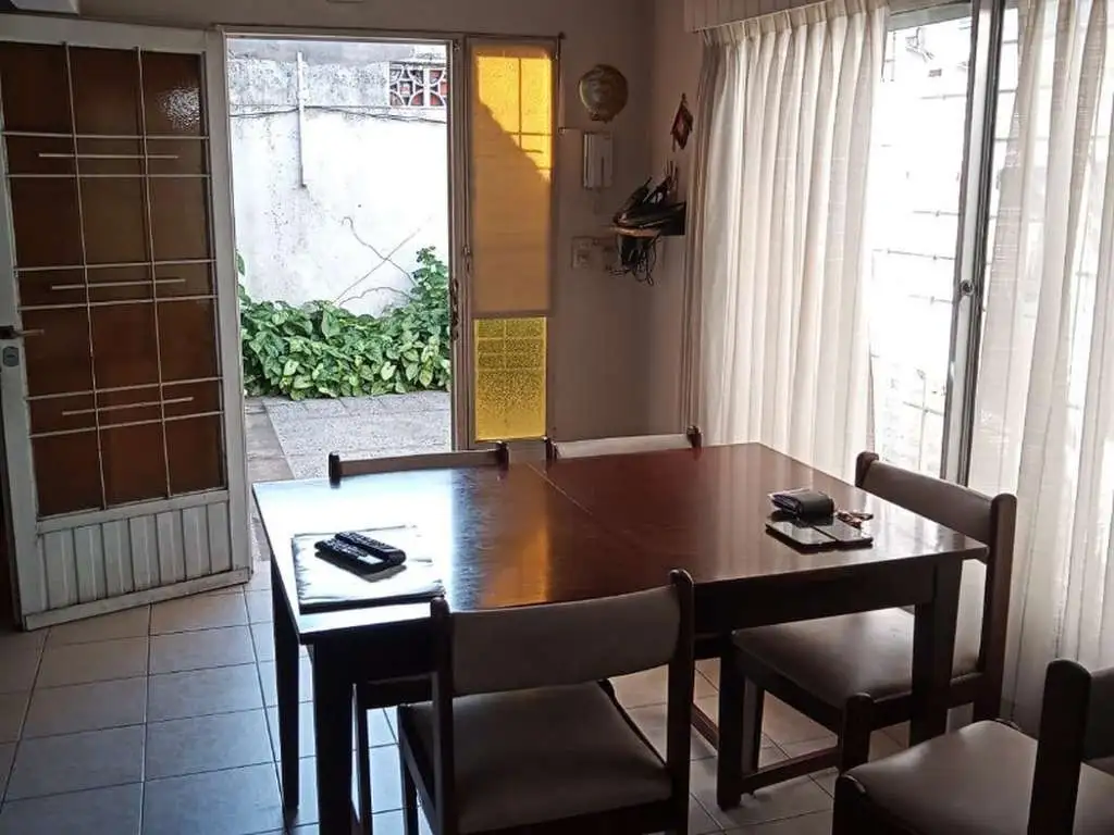 DPTO. TIPO CASA PLANTA BAJA 2 AMB. ENTRADA INDEPENDIENTE CON PATIO Y GARAGE. 110M2 TOTALES