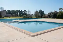 Áreas comunes piscina, gimnasio, club-house, juegos en Ayres de Pilar, Barrio cerrado