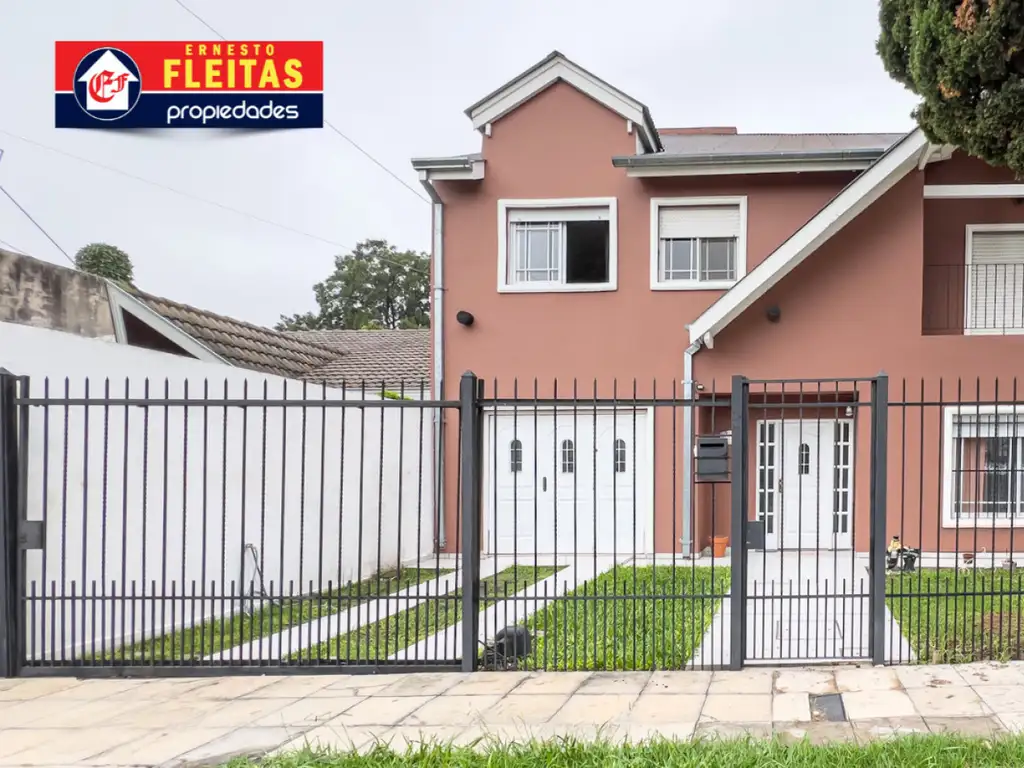 VENTA Casa de 5 Ambientes construida - Villa Luzuriaga