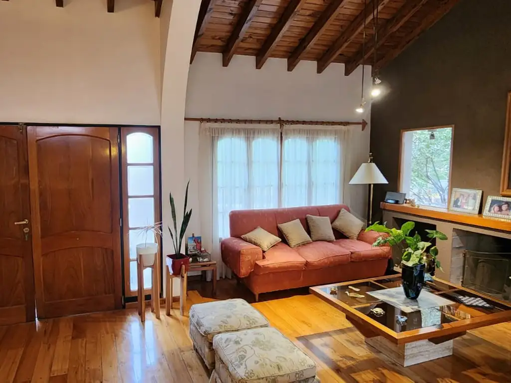 SE VENDE IMPECABLE CASA EN BARRIO DALVIAN