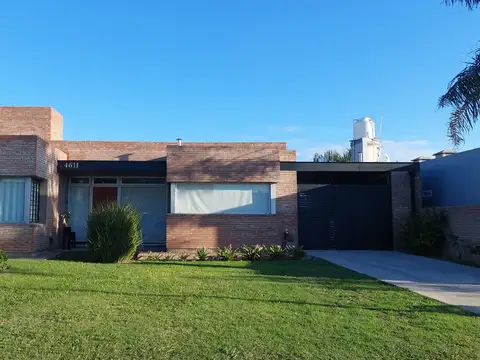 Hermosa casa de 2 dormitorios! Excelente calidad constructiva. Cochera doble. - Foto 0