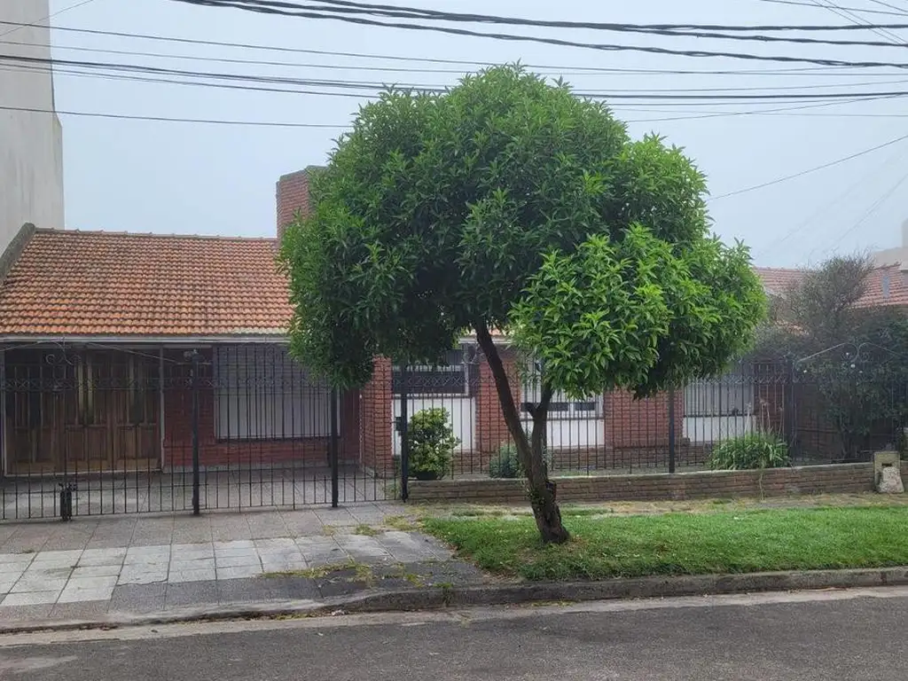 Casa en venta de 4 dormitorios c/ cochera en Punta Mogotes