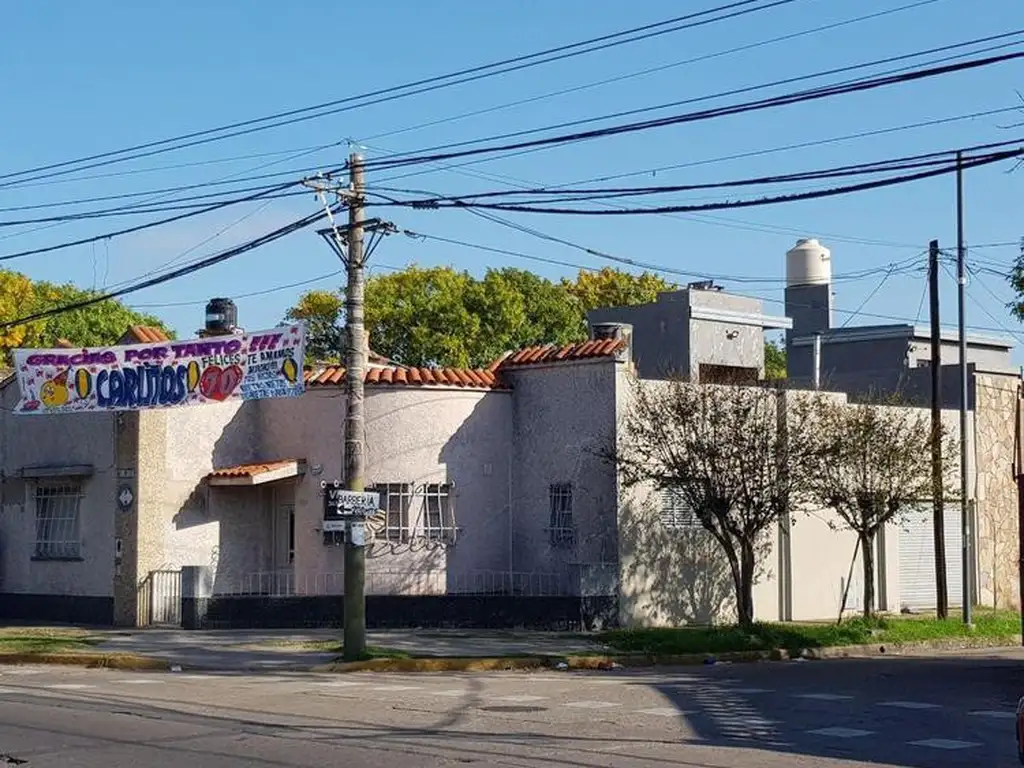 Se alquila Casa para USO COMERCIAL ubicada sobre calle Mendoza 5500  en  Barrio Azcuénaga