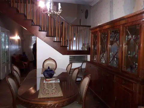 VENDO HERMOSA CASONA EN 63 Y 116-LA PLATA