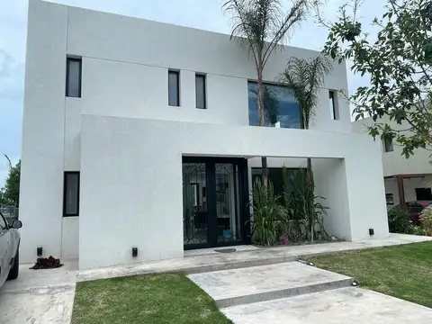 CASA EN VENTA EN LAGOON - PILAR