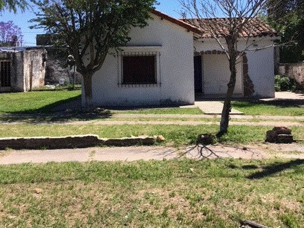 Chalet en esquina de dos dormitorios, cochera y amplio jardin perimetral PARA RECICLAR