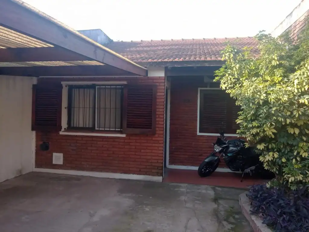 VENDO CASA DOS DORMITORIOS ENTRADA P AUTO PATIO AMPLIAS POSI