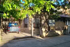 !OPORTUNIDAD! CASA DE CUATRO DORMITORIOS EN PADUA CENTRO, INMEJORABLE UBICACION.