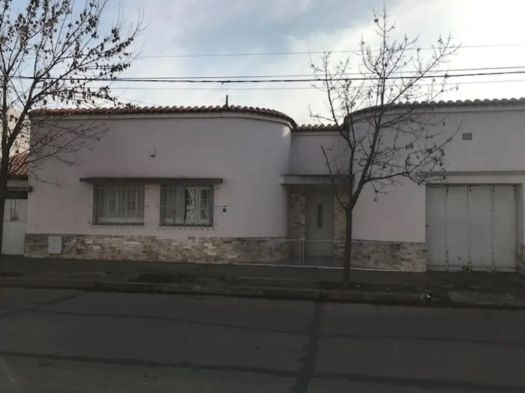 Venta Casa Céntrica.Terreno y Casa Amplia.Servicios -