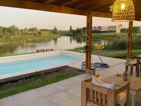 Casa en una planta con pileta sobre la laguna