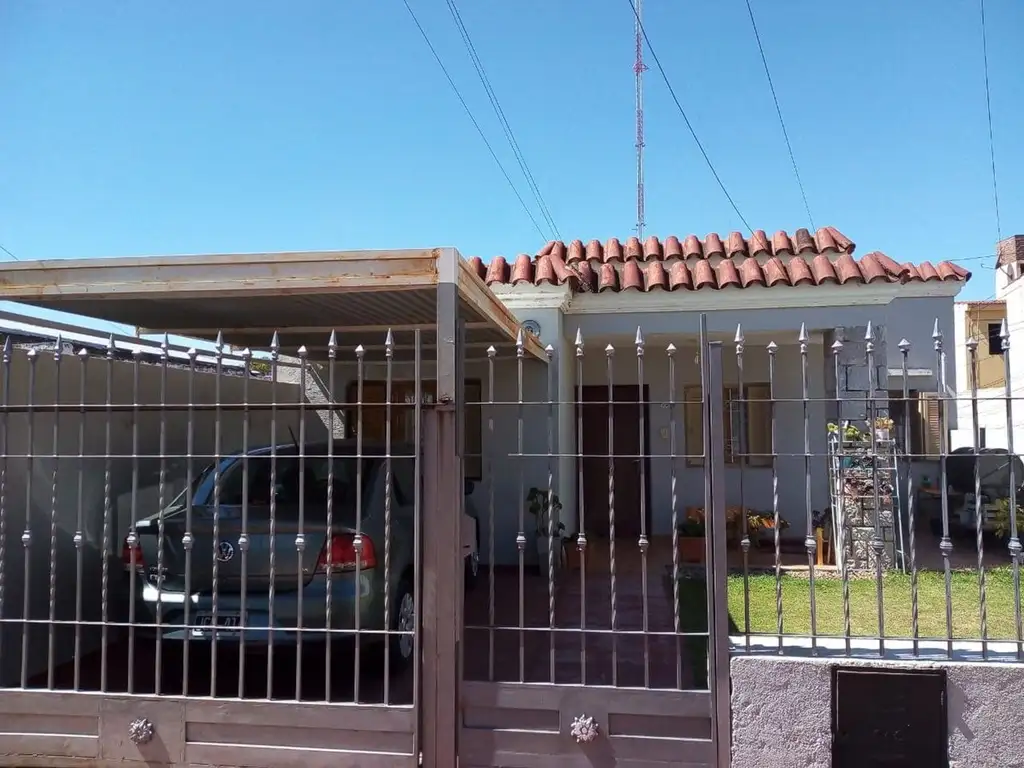 SE VENDE EXCELENTE CASA ALTO ALBERDI 3 DORMITORIOS