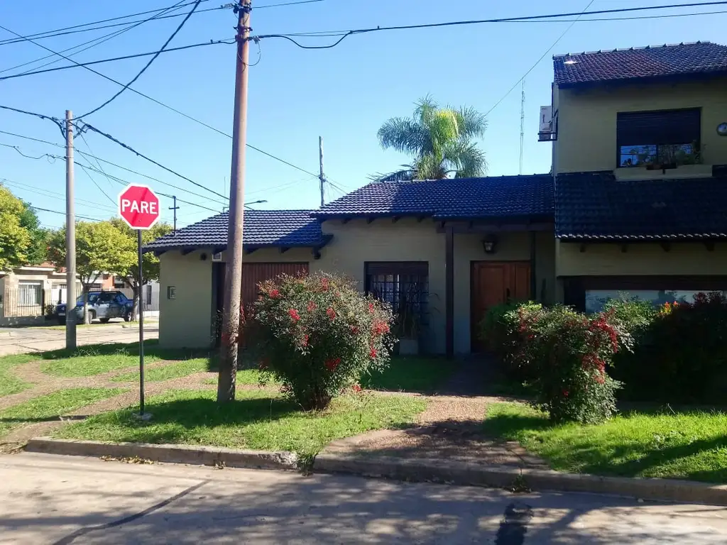 Casa tipo Chalet - Barrio Banco Provincia.