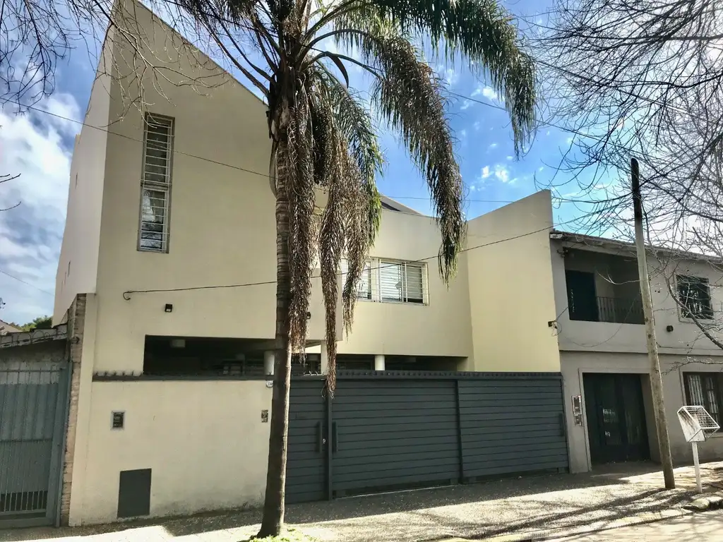 Martínez: Moderna Casa de 3 Plantas. Gran Living Comedor, 8 Dormitorios, Jardín. Garage para 2 autos