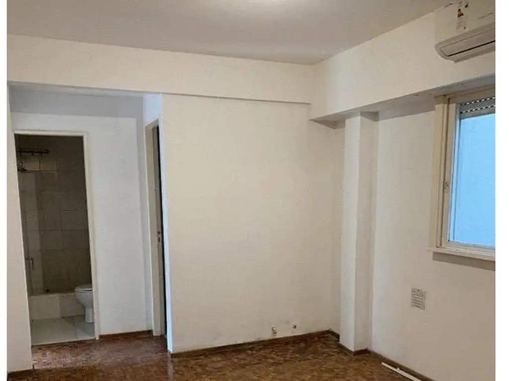 Vende departamento 2 ambientes primer piso por escalera muy buen estado, muy bajas expensas.