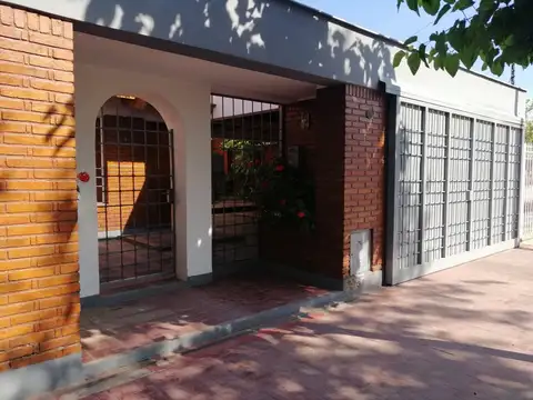 VENTA CASA EN BARRIO SANTA ANA, GUAYMALLEN,4 DORMITORIOS,BAÑOS,COCHERAS