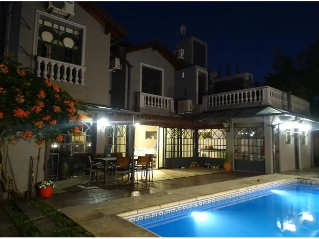 OPORTUNIDAD HERMOSO CHALET DISEÑO ESTILO FRANCES DE  6 AMB-2 PLANTAS-PISCINA- 4 COCHERAS- IMPECABLE