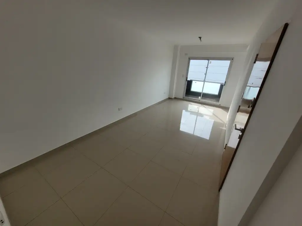 Venta de importante piso tres ambientes con habitacion en suite en Wilde Centro