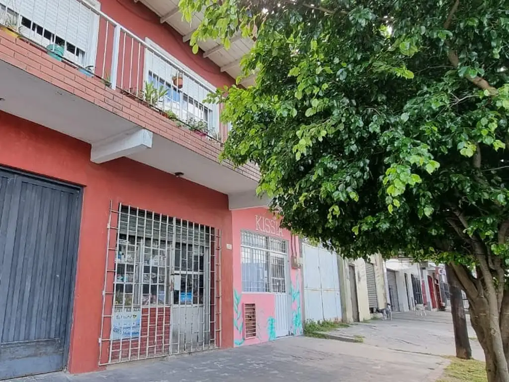 Casa en venta con 2 locales + Quincho y 2 departamentos "Permuta""