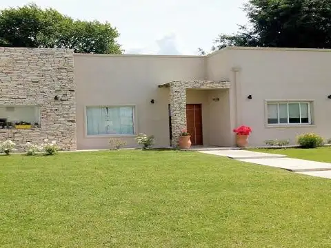 CASA DE DISEÑO MODERNO EN HARAS STA.MARIA LOMA VERDE - Foto 0