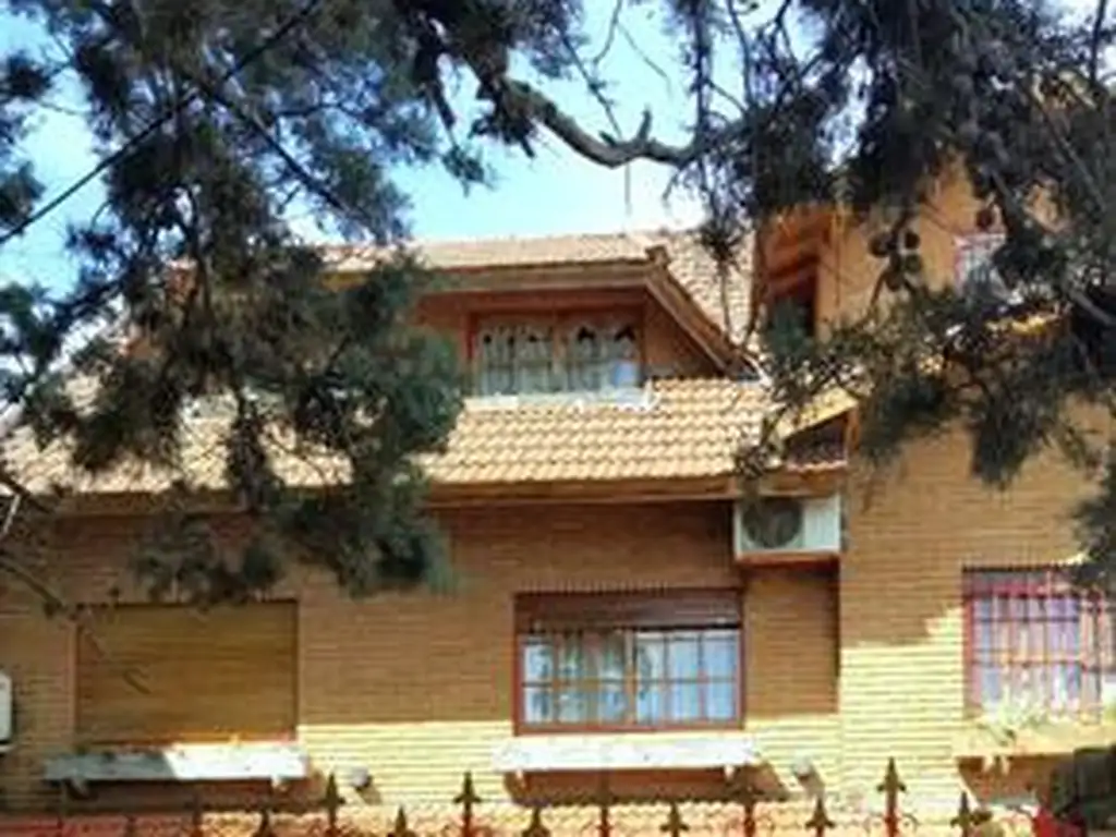 EXCELENTE CHALET DUPLEX C/ JARDIN Y PARRILLA