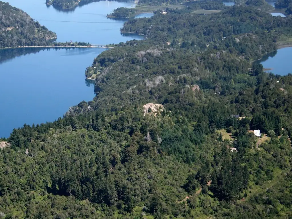 Fraccion sobre costa de lago Moreno