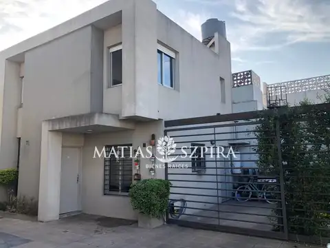 Casa - Venta - Argentina, Castelar - Int. Revoredo 638