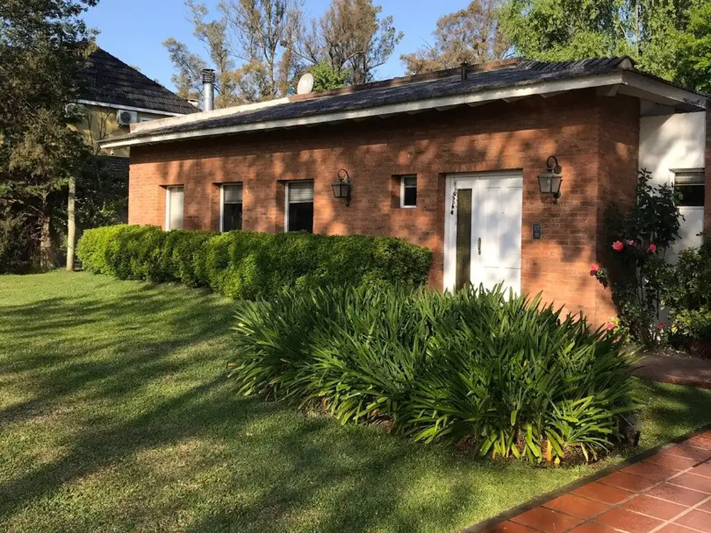 CASA DE 4 AMBIENTES EN CAMPOS DE ALVAREZ (3221)