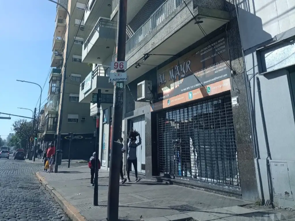 Local comercial sobre Avenida Rivadavia