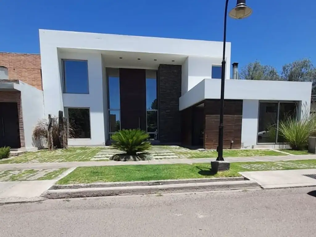 VENTA CASA CATEGORIA BªPRIVADO VILLA NUEVA MENDOZA