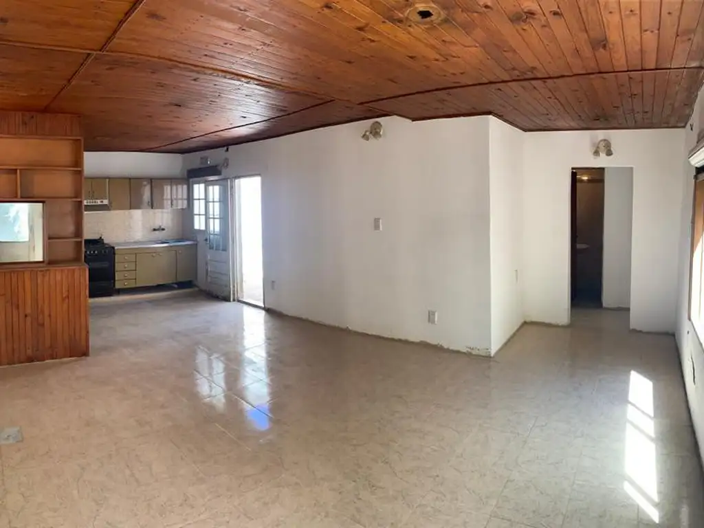 APTO CREDITO! CASA 70m2 cub aprox c/2 Patios, centro Lanús, a terminar y NO es PH!