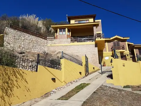 MUY LINDA CASA EN VENTA EN VILLA CARLOS PAZ, Bº VILLA DEL LAGO, CON HERMOSA VISTA PANORÁMICA