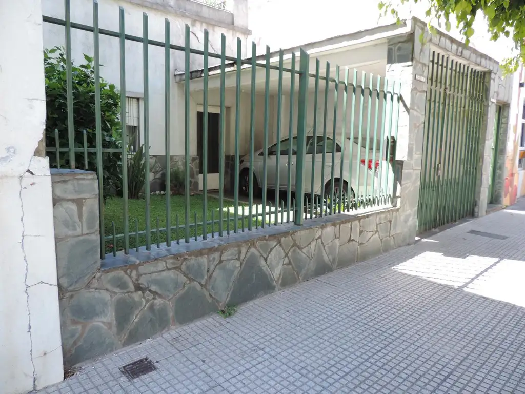 VENTA CASA LOTE PROPIO. TERRAZA, JARDIN Y FONDO. AGRONOMIA