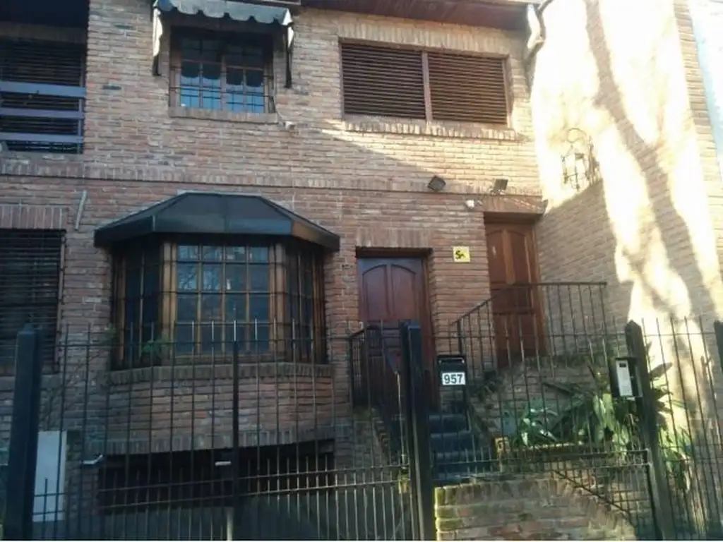 EXCELENTE CASA 4 AMB + DEPTO INDEP DE 3 DORM , CON JARDIN Y PARRILLA, RECICLADA HACE 1 AÑO, ,