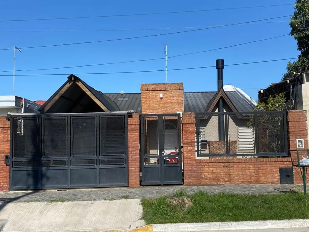 Impecable Casa con 2 Dormitorios, Cochera, Piscina, Parrilla, Fondo Libre