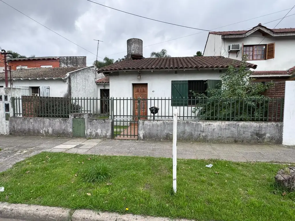 Casa En Venta En Castelar Sur. Apta Crédito.