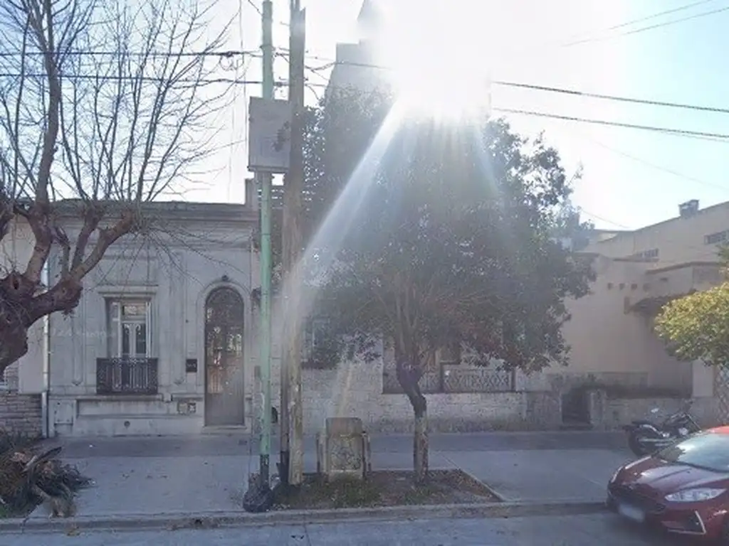 Terreno con doble frente en excelente ubicación, a 3 cuadras de la estación de Bernal