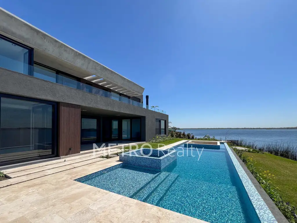 Espectacular casa en alquiler con 5 suites al lago central en Marinas, Puertos