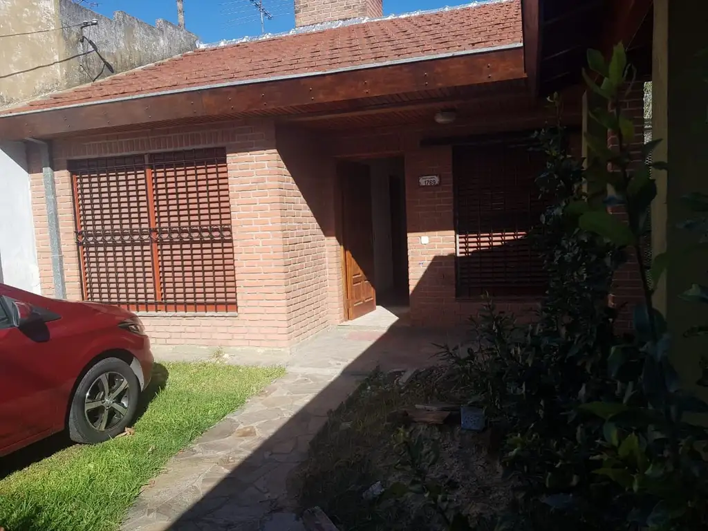 Casa en Venta San Miguel dos habitaciones , amplio fondo