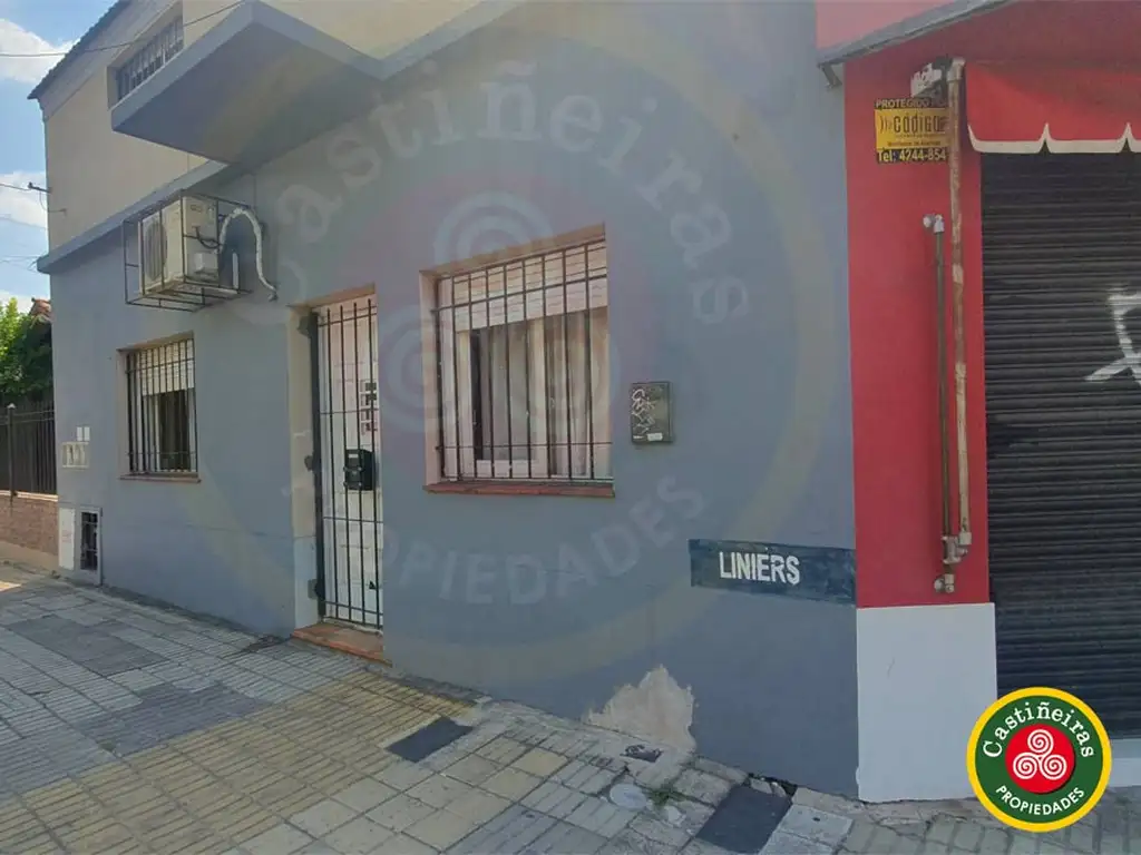 Venta - Departamento tipo casa 2 ambientes - Sin Expensas   A metros de Av. Hipolito Yrigoyen