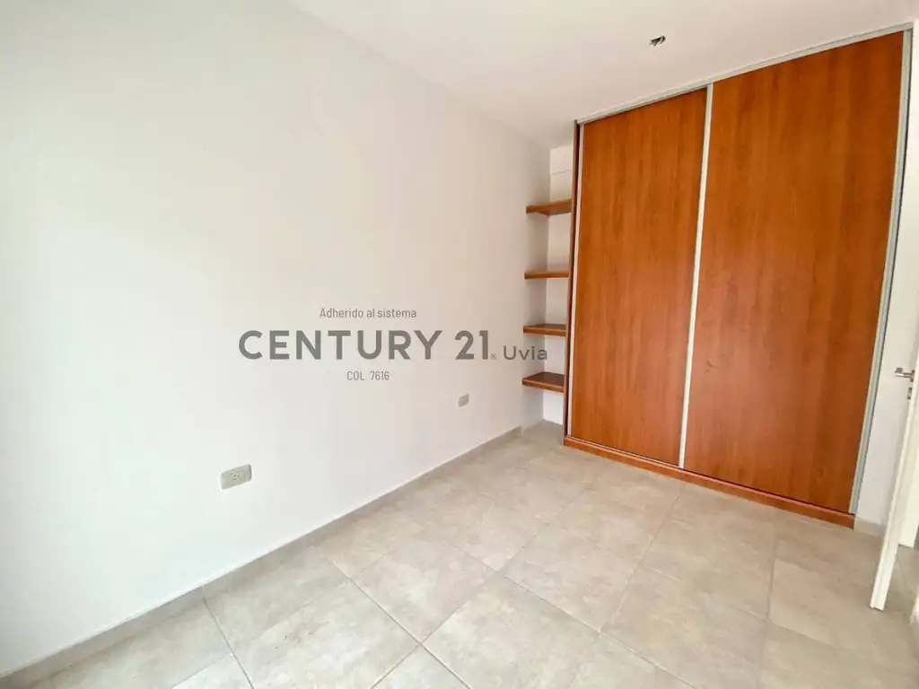 65 entre 18 y 19. Departamento de 1 dormitorio con cochera.